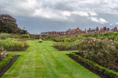 MOLESEY, UNITED KINGDOM - 9 Ekim 2014: Hampton Court Palace 'daki bahçeler, Thames üzerinde Londra' nın Richmond ilçesinde bir kraliyet sarayı,