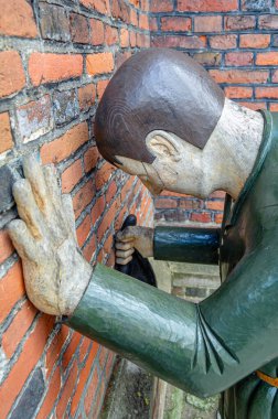 MOLESEY, UNITED KINGDOM - 9 Ekim 2014: Londra 'nın Richmond kasabasındaki bir kraliyet sarayı olan Hampton Court Palace' ın girişindeki heykeller