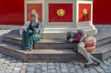 MOLESEY, UNITED KINGDOM - 9 Ekim 2014: Londra 'nın Richmond kasabasındaki bir kraliyet sarayı olan Hampton Court Palace' ın girişindeki heykeller