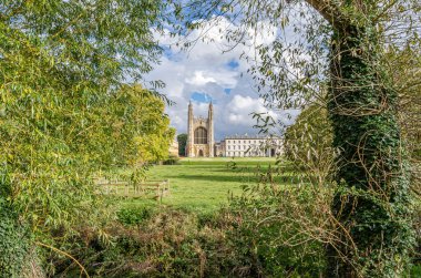 CAMBRIDGE, UNITED KINGDOM - 11 Ekim 2014: King 's College, Cambridge, İngiltere, The Backs' te görüldü. King 's College, Cambridge Üniversitesi' nin seçmen koleji.