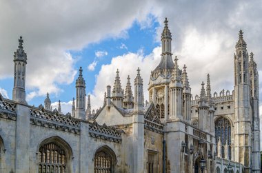 CAMBRIDGE, İngiltere - 11 Ekim 2014: King 's College Chapel and Gatehouse in the University of Cambridge, UK. 1446-1515 yılları arasında inşa edilmiş son dönem Gotik İngiliz mimarisinin en iyi örneklerinden biri olarak kabul edilir.