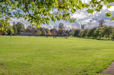 CAMBRIDGE, UNITED KINGDOM - 11 Ekim 2014: İnsanlar Cambridge, İngiltere 'de bir parkta geziniyor