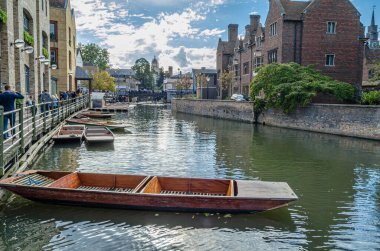 CAMBRIDGE, UNITED KINGDOM - 11 Ekim 2014: Punt 'lar Cambridge, İngiltere' de Cam Nehri üzerinde vuruş yapmak için kullanıldı. Tekne, küçük nehirlerde ve sığ sularda kullanılmak üzere tasarlanmış kare kesimli yayı olan düz tabanlı bir teknedir. Bahisçi tekneyi iterek iter.