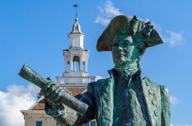 Kings S LYNN, İngiltere - 10 Ekim 2014: Lynn 'in ünlü kâşifi George Vancouver' ın bronz heykeli, sanatçı Penelope Reeve tarafından 2000 yılında yapıldı.