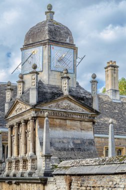 CAMBRIDGE, UNITED KINGDOM - 11 Ekim 2014: Gonville ve Caius Koleji 'nin onur kapısının üzerindeki güneş saati, İngiltere' nin Cambridge Üniversitesi 'nin seçmen koleji, 1348 yılında kuruldu.