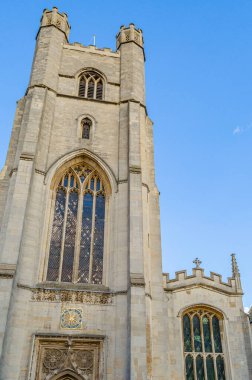 Büyük St Mary Kilisesi cephesi, Cambridge, Birleşik Krallık, Geç Dikey Gotik tarzda inşa edilmiştir.