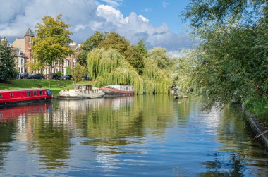 Cambridge, Birleşik Krallık 'taki Cam Nehri kıyısında şehir manzarası