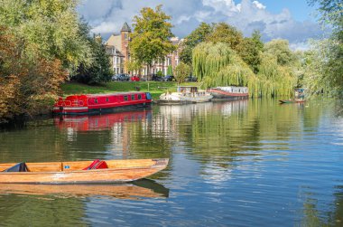Cambridge, Birleşik Krallık 'taki Cam Nehri kıyısında şehir manzarası