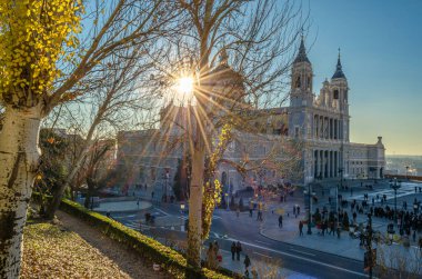 MADRID, İspanya - 26 Aralık 2014: Madrid, İspanya 'daki Almudena Katedrali' nin gün batımı manzarası