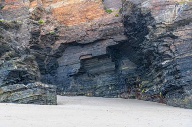 Katedrallerin (Playa de las Catedrales) plajındaki uçurum oluşumlarının ayrıntıları, İspanya 'nın kuzeyindeki Ribadeo, Lugo eyaletinde Doğal Anıt ilan edildi.