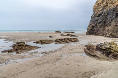 Katedrallerin Plajı 'ndaki (Playa de las Catedrales) uçurum oluşumları, Galiçya' nın kuzeyindeki Ribadeo eyaletinde Doğal Anıt ilan edildi. Sahilin karakteristik özellikleri sadece doğal kemerler ve mağaralardır. 