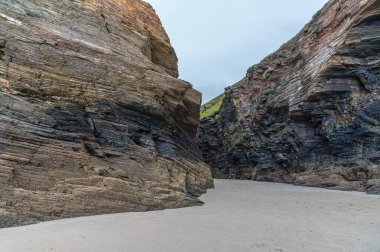 Katedrallerin Plajı 'ndaki (Playa de las Catedrales) uçurum oluşumları, Galiçya' nın kuzeyindeki Ribadeo eyaletinde Doğal Anıt ilan edildi. Sahilin karakteristik özellikleri sadece doğal kemerler ve mağaralardır. 