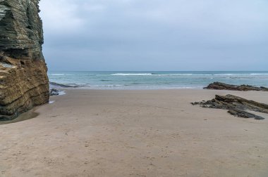 Katedrallerin Plajı 'ndaki (Playa de las Catedrales) uçurum oluşumları, Galiçya' nın kuzeyindeki Ribadeo eyaletinde Doğal Anıt ilan edildi. Sahilin karakteristik özellikleri sadece doğal kemerler ve mağaralardır. 