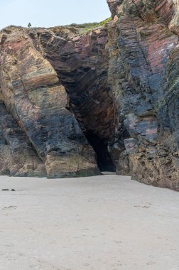 Katedrallerin Plajı 'ndaki (Playa de las Catedrales) uçurum oluşumları, Galiçya' nın kuzeyindeki Ribadeo eyaletinde Doğal Anıt ilan edildi. Sahilin karakteristik özellikleri sadece doğal kemerler ve mağaralardır. 