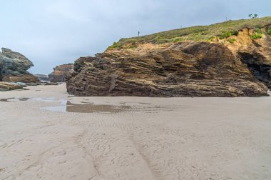 Katedrallerin Plajı 'ndaki (Playa de las Catedrales) uçurum oluşumları, Galiçya' nın kuzeyindeki Ribadeo eyaletinde Doğal Anıt ilan edildi. Sahilin karakteristik özellikleri sadece doğal kemerler ve mağaralardır. 