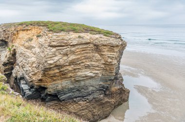 Katedrallerin Plajı 'ndaki (Playa de las Catedrales) uçurum oluşumları, Galiçya' nın kuzeyindeki Ribadeo eyaletinde Doğal Anıt ilan edildi. Sahilin karakteristik özellikleri sadece doğal kemerler ve mağaralardır. 