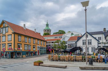 STAVANJER, NORway - 14 Temmuz 2014: Norveç 'in Stavanger kentindeki barların teraslarında oturan insanlar