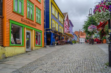 STAVANJER, NORway - 14 Temmuz 2014: Norveç 'in Stavanger kentindeki barların teraslarında oturan insanlar