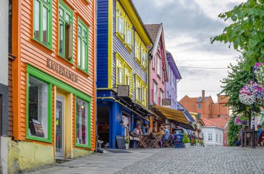 STAVANJER, NORway - 13 Temmuz 2014: Norveç 'in Stavanger kentindeki barların teraslarında oturan insanlar