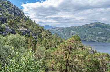 Norveç 'in Rogaland ilçesinde turistik bir yer olan Preikestolen (Kürsü Kayası) rotasındaki dağ gölü, Lysefjorden' ın 604 metre yukarısına kadar uzanan dik bir uçurum.