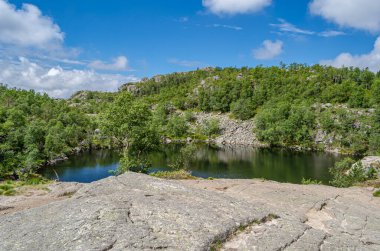 Norveç 'in Rogaland ilçesinde turistik bir yer olan Preikestolen (Kürsü Kayası) rotasındaki dağ gölü, Lysefjorden' ın 604 metre yukarısına kadar uzanan dik bir uçurum.