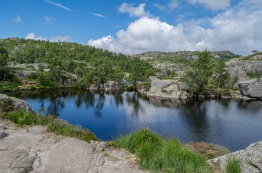 Norveç 'in Rogaland ilçesinde turistik bir yer olan Preikestolen (Kürsü Kayası) rotasındaki dağ gölü, Lysefjorden' ın 604 metre yukarısına kadar uzanan dik bir uçurum.