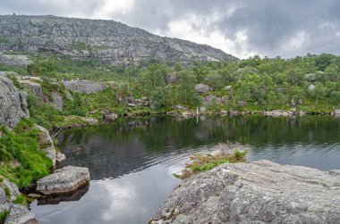 Norveç 'in Rogaland ilçesinde turistik bir yer olan Preikestolen (Kürsü Kayası) rotasındaki dağ gölü, Lysefjorden' ın 604 metre yukarısına kadar uzanan dik bir uçurum.