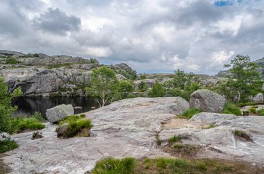Norveç 'in Rogaland ilçesinde turistik bir yer olan Preikestolen (Kürsü Kayası) rotasındaki dağ gölü, Lysefjorden' ın 604 metre yukarısına kadar uzanan dik bir uçurum.