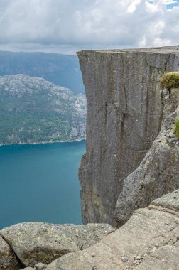 Norveç 'in Rogaland ilçesinde turistik bir yer olan Preikestolen (The Pulpit Rock), Lysefjorden' ın 604 metre yukarısına kadar uzanan dik bir uçurum.