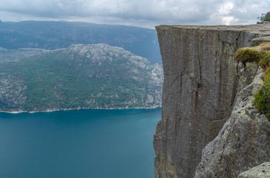 Norveç 'in Rogaland ilçesinde turistik bir yer olan Preikestolen (The Pulpit Rock), Lysefjorden' ın 604 metre yukarısına kadar uzanan dik bir uçurum.