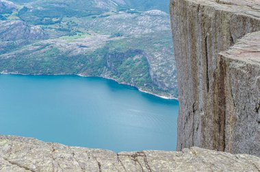 Norveç 'in Rogaland ilçesinde turistik bir yer olan Preikestolen (The Pulpit Rock), Lysefjorden' ın 604 metre yukarısına kadar uzanan dik bir uçurum.