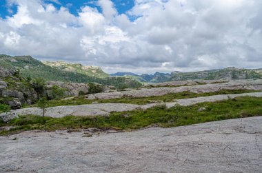 Norveç 'in Rogaland ilçesinde turistik bir yer olan Preikestolen (Kürsü Kayası) rotasındaki kaya oluşumları Lysefjorden' ın 604 metre yukarısında dik bir uçurum.