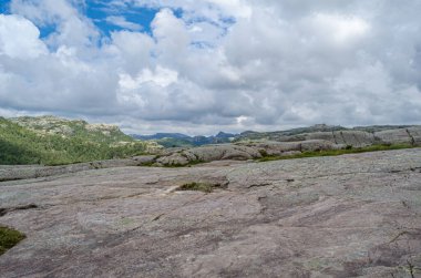 Norveç 'in Rogaland ilçesinde turistik bir yer olan Preikestolen (Kürsü Kayası) rotasındaki kaya oluşumları Lysefjorden' ın 604 metre yukarısında dik bir uçurum.