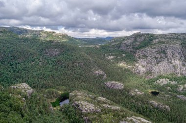 Norveç 'in Rogaland ilçesinde turistik bir yer olan Preikestolen (Kürsü Kayası) rotasındaki kaya oluşumları Lysefjorden' ın 604 metre yukarısında dik bir uçurum.