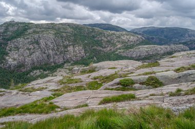 Norveç 'in Rogaland ilçesinde turistik bir yer olan Preikestolen (Kürsü Kayası) rotasındaki kaya oluşumları Lysefjorden' ın 604 metre yukarısında dik bir uçurum.