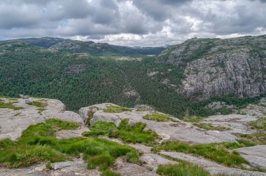 Norveç 'in Rogaland ilçesinde turistik bir yer olan Preikestolen (Kürsü Kayası) rotasındaki kaya oluşumları Lysefjorden' ın 604 metre yukarısında dik bir uçurum.