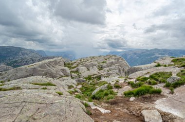 Norveç 'in Rogaland ilçesinde turistik bir yer olan Preikestolen (Kürsü Kayası) rotasındaki kaya oluşumları Lysefjorden' ın 604 metre yukarısında dik bir uçurum.