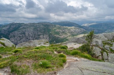Norveç 'in Rogaland ilçesinde turistik bir yer olan Preikestolen (Kürsü Kayası) rotasındaki kaya oluşumları Lysefjorden' ın 604 metre yukarısında dik bir uçurum.