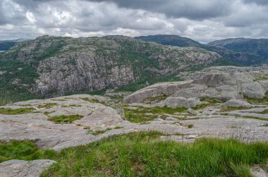 Norveç 'in Rogaland ilçesinde turistik bir yer olan Preikestolen (Kürsü Kayası) rotasındaki kaya oluşumları Lysefjorden' ın 604 metre yukarısında dik bir uçurum.