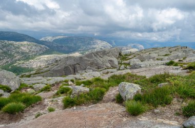 Norveç 'in Rogaland ilçesinde turistik bir yer olan Preikestolen (Kürsü Kayası) rotasındaki kaya oluşumları Lysefjorden' ın 604 metre yukarısında dik bir uçurum.