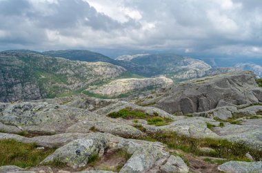 Norveç 'in Rogaland ilçesinde turistik bir yer olan Preikestolen (Kürsü Kayası) rotasındaki kaya oluşumları Lysefjorden' ın 604 metre yukarısında dik bir uçurum.