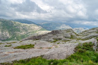 Norveç 'in Rogaland ilçesinde turistik bir yer olan Preikestolen (Kürsü Kayası) rotasındaki kaya oluşumları Lysefjorden' ın 604 metre yukarısında dik bir uçurum.