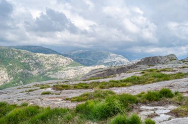 Norveç 'in Rogaland ilçesinde turistik bir yer olan Preikestolen (Kürsü Kayası) rotasındaki kaya oluşumları Lysefjorden' ın 604 metre yukarısında dik bir uçurum.