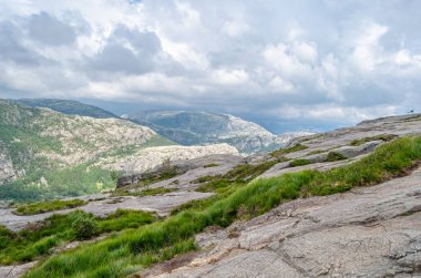 Norveç 'in Rogaland ilçesinde turistik bir yer olan Preikestolen (Kürsü Kayası) rotasındaki kaya oluşumları Lysefjorden' ın 604 metre yukarısında dik bir uçurum.