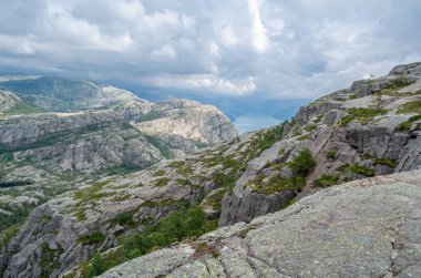 Norveç 'in Rogaland ilçesinde turistik bir yer olan Preikestolen (Kürsü Kayası) rotasındaki kaya oluşumları Lysefjorden' ın 604 metre yukarısında dik bir uçurum.
