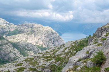 Norveç 'in Rogaland ilçesinde turistik bir yer olan Preikestolen (Kürsü Kayası) rotasındaki kaya oluşumları Lysefjorden' ın 604 metre yukarısında dik bir uçurum.