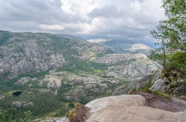 Norveç 'in Rogaland ilçesinde turistik bir yer olan Preikestolen (Kürsü Kayası) rotasındaki kaya oluşumları Lysefjorden' ın 604 metre yukarısında dik bir uçurum.