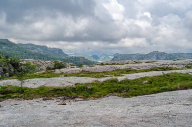 Norveç 'in Rogaland ilçesinde turistik bir yer olan Preikestolen (Kürsü Kayası) rotasındaki kaya oluşumları Lysefjorden' ın 604 metre yukarısında dik bir uçurum.