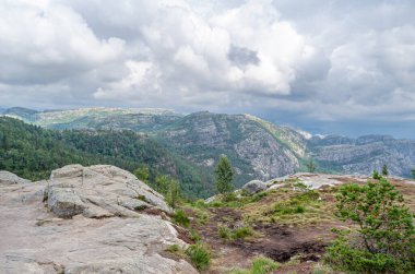 Norveç 'in Rogaland ilçesinde turistik bir yer olan Preikestolen (Kürsü Kayası) rotasındaki kaya oluşumları Lysefjorden' ın 604 metre yukarısında dik bir uçurum.