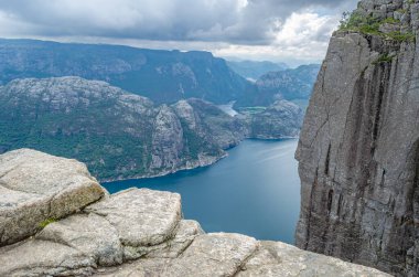 Norveç 'in Rogaland ilçesinde turistik bir yer olan Preikestolen' den Lysefjorden fiyordunun görüntüsü fiyorttan 604 metre yükseğe yükselen dik bir uçurum.